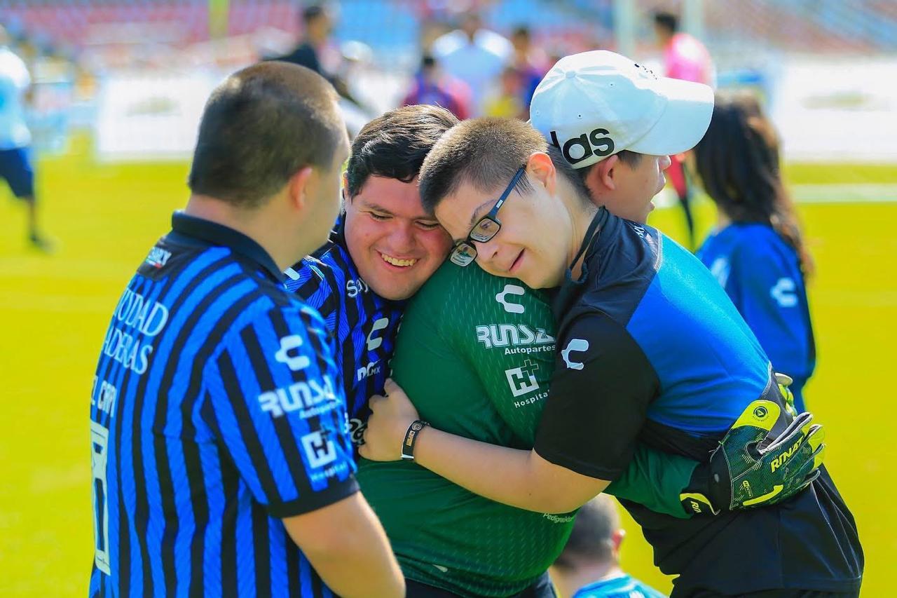 Abrazo de equipo en la cancha