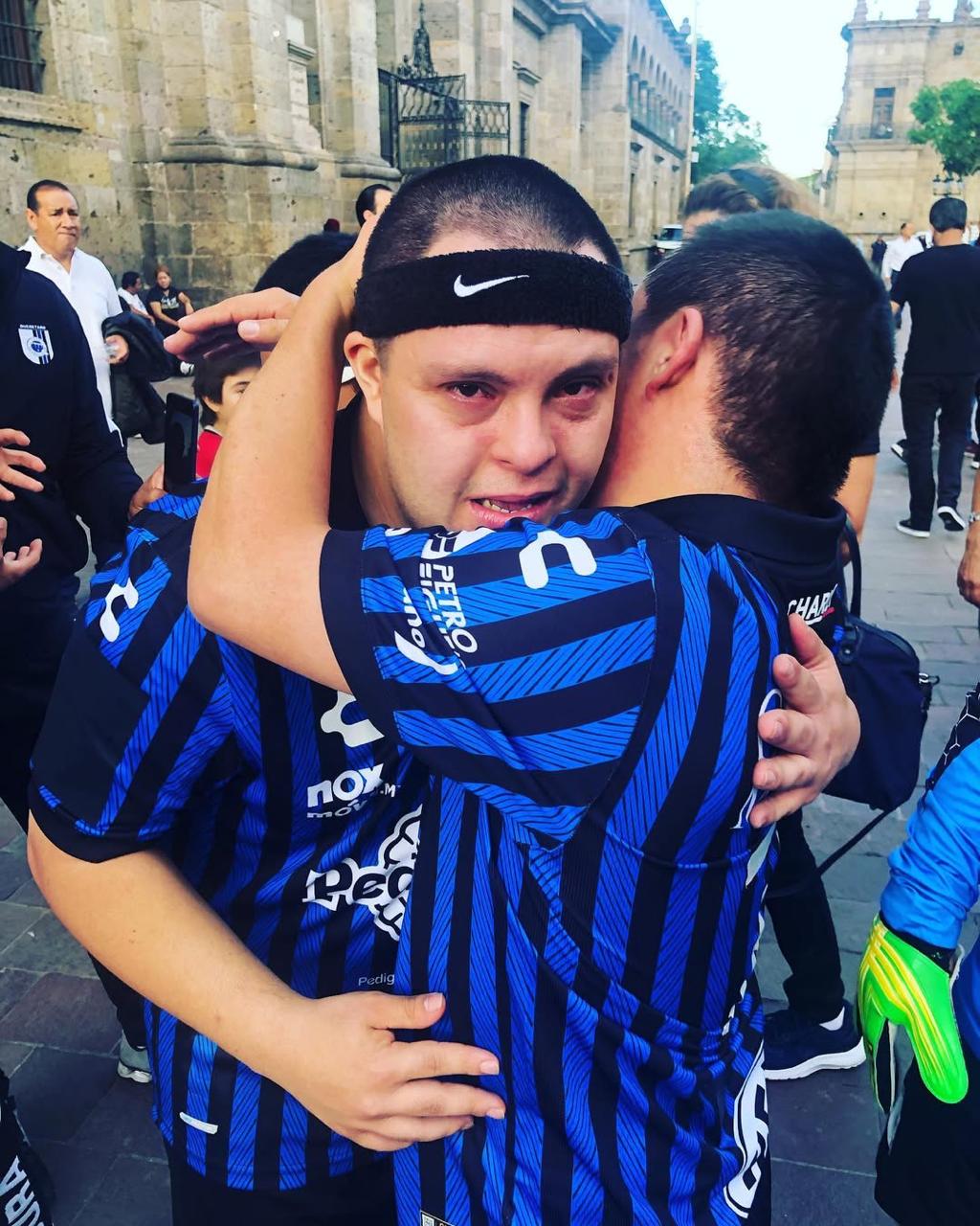 Dos jugadores de Gallos Smiling se abrazan