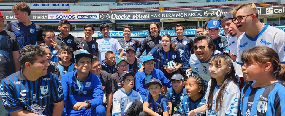 Aficionados infantiles con el equipo de Gallos Smiling en el estadio