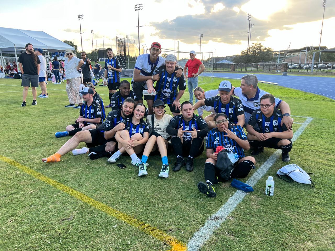 El equipo Gallos Smiling al atardecer