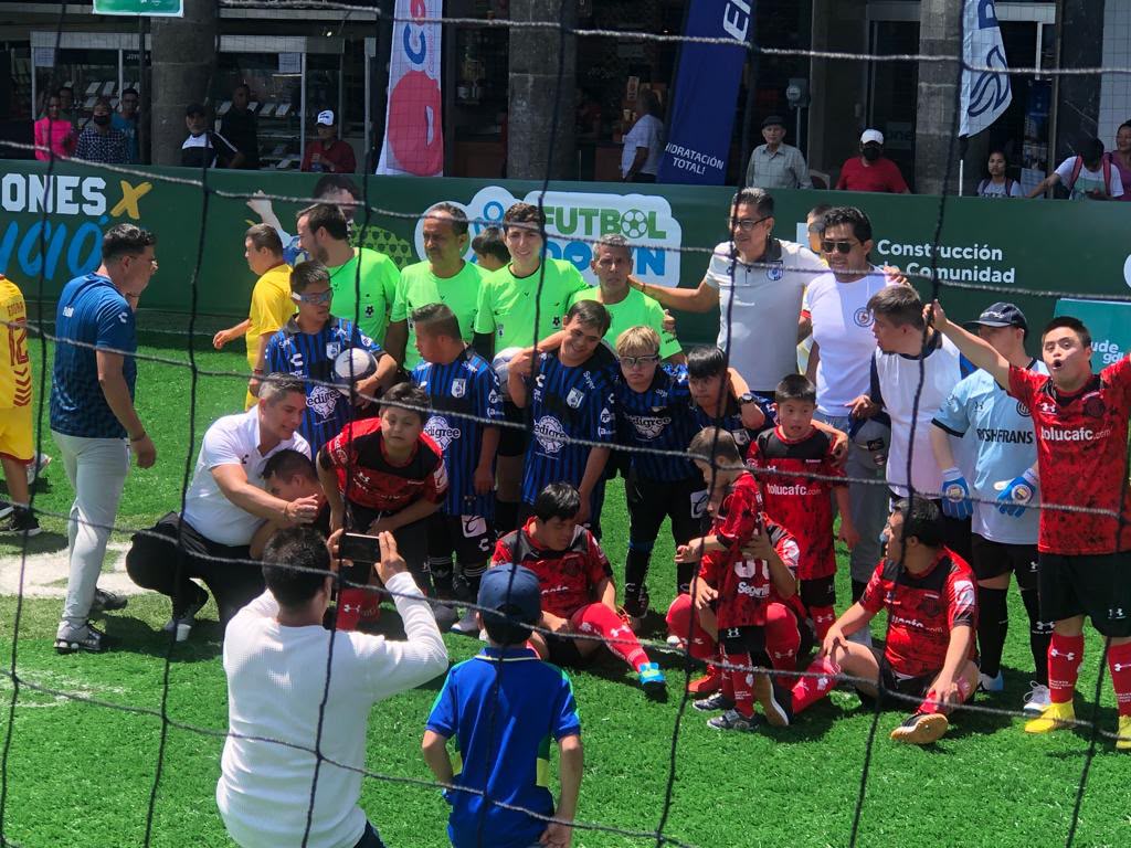 Gallos Smiling en la cancha durante un torneo