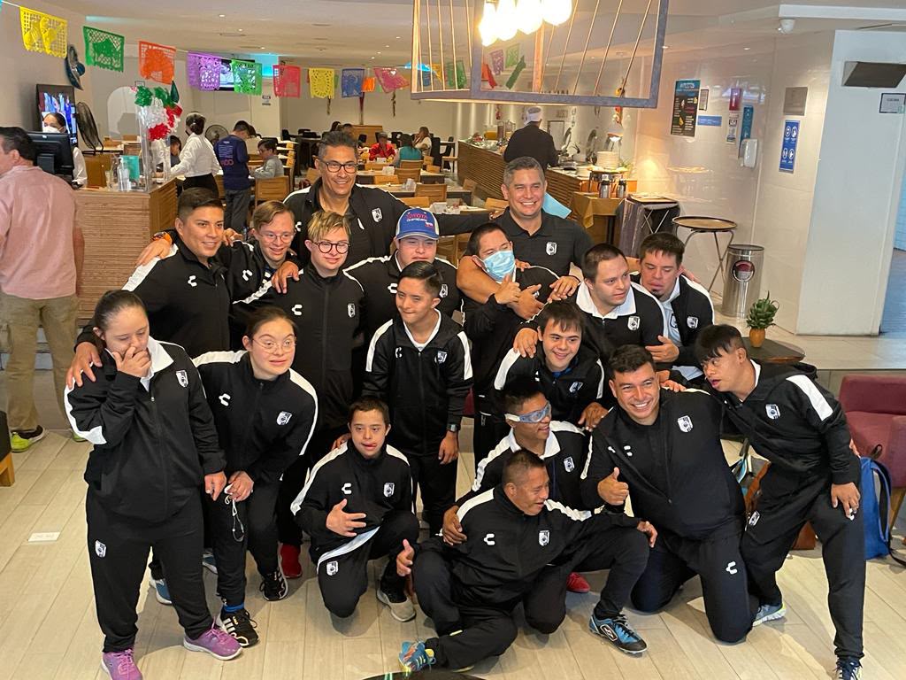El equipo Gallos Smiling festejando en una cena