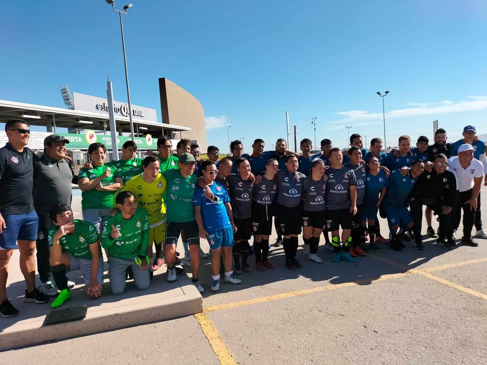 Gallos Smiling con equipos invitados en el Estadio Corona