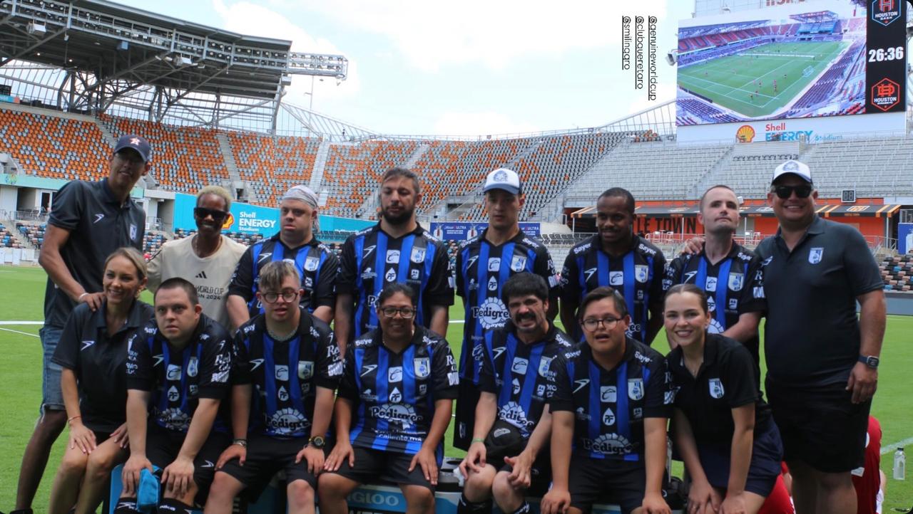 Gallos Smiling en el estadio de Houston