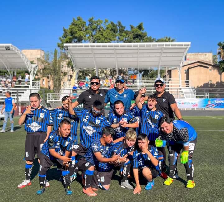 Equipo Gallos Smiling en la cancha tras un torneo