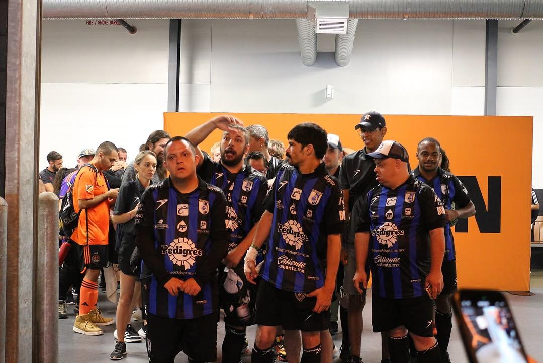 El equipo saliendo a la cancha