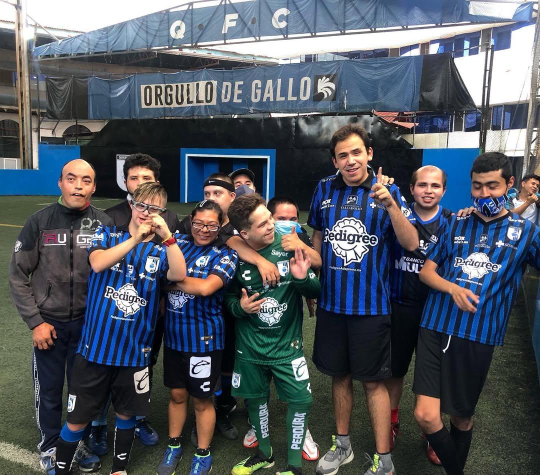 Festejo del equipo Gallos Smiling