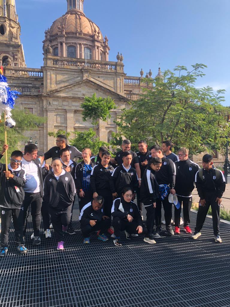 Gallos Smiling frente a la Catedral de Guadalajara