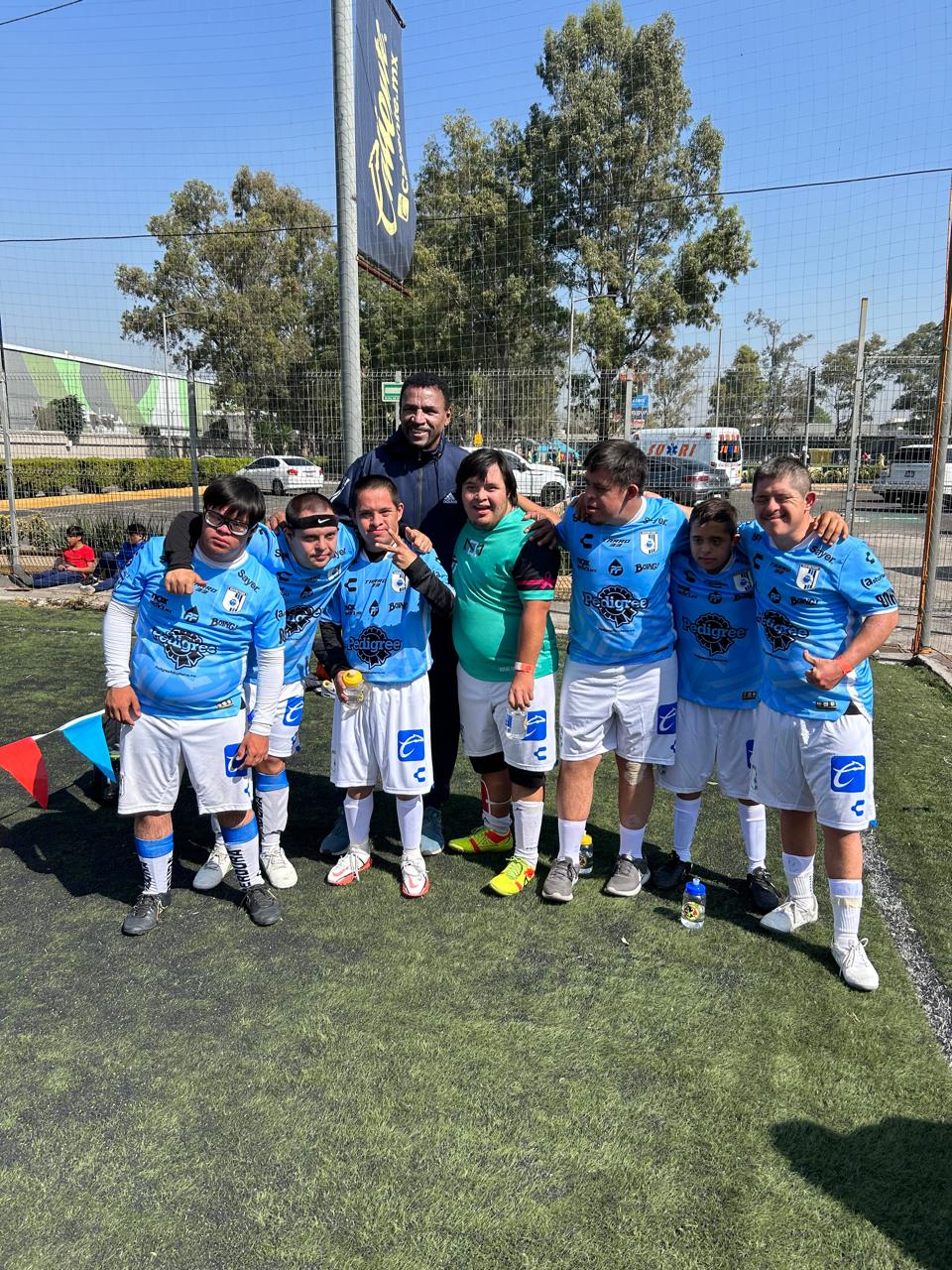 Grupo de Gallos Smiling con su entrenador
