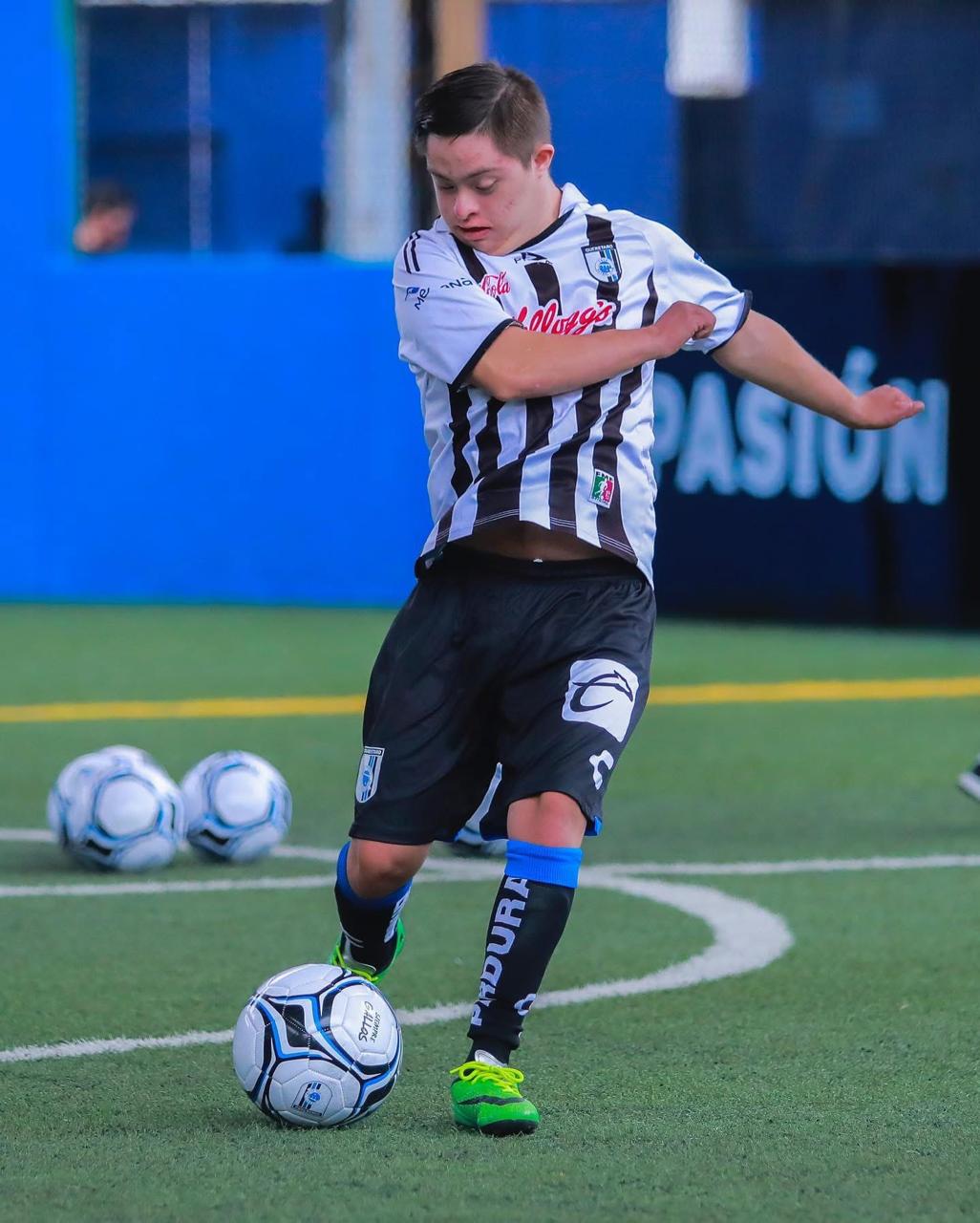 Jugador de Gallos Smiling con el balón