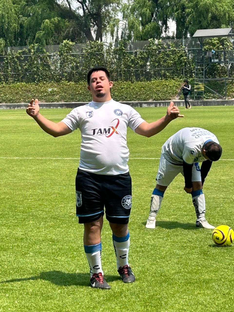Jugador de Gallos Smiling con los brazos abiertos