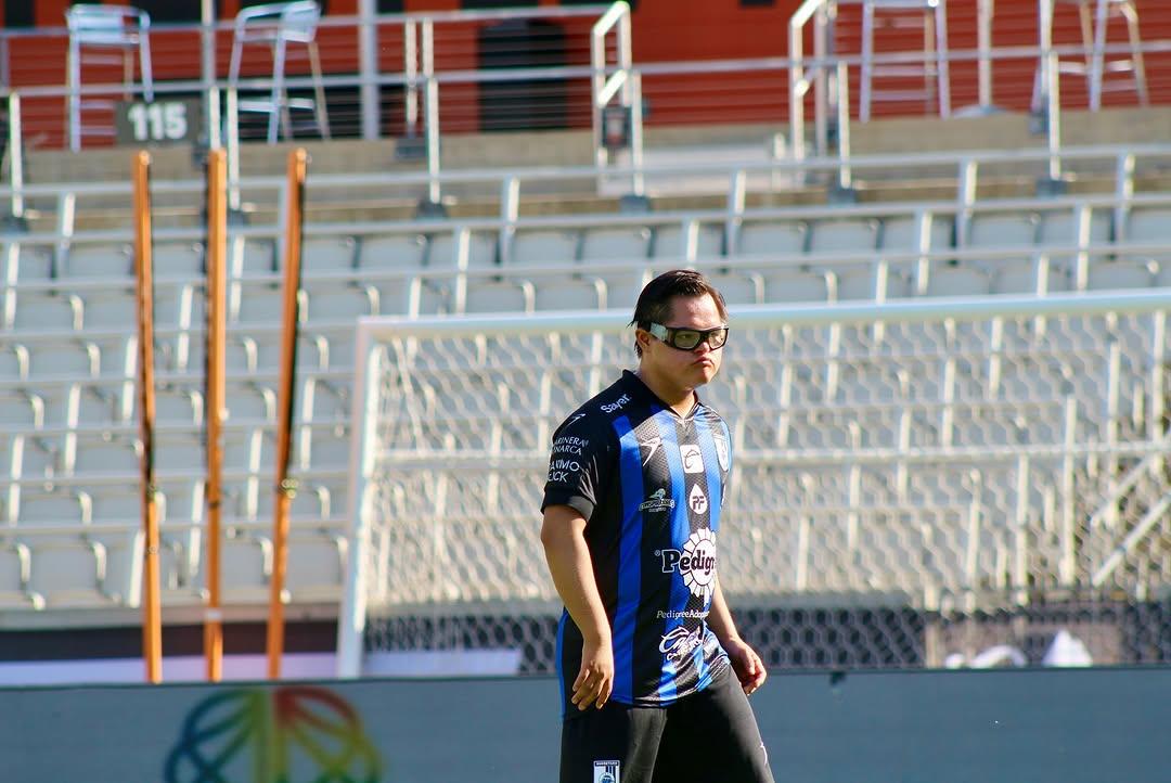 Jugador de Gallos Smiling en el estadio