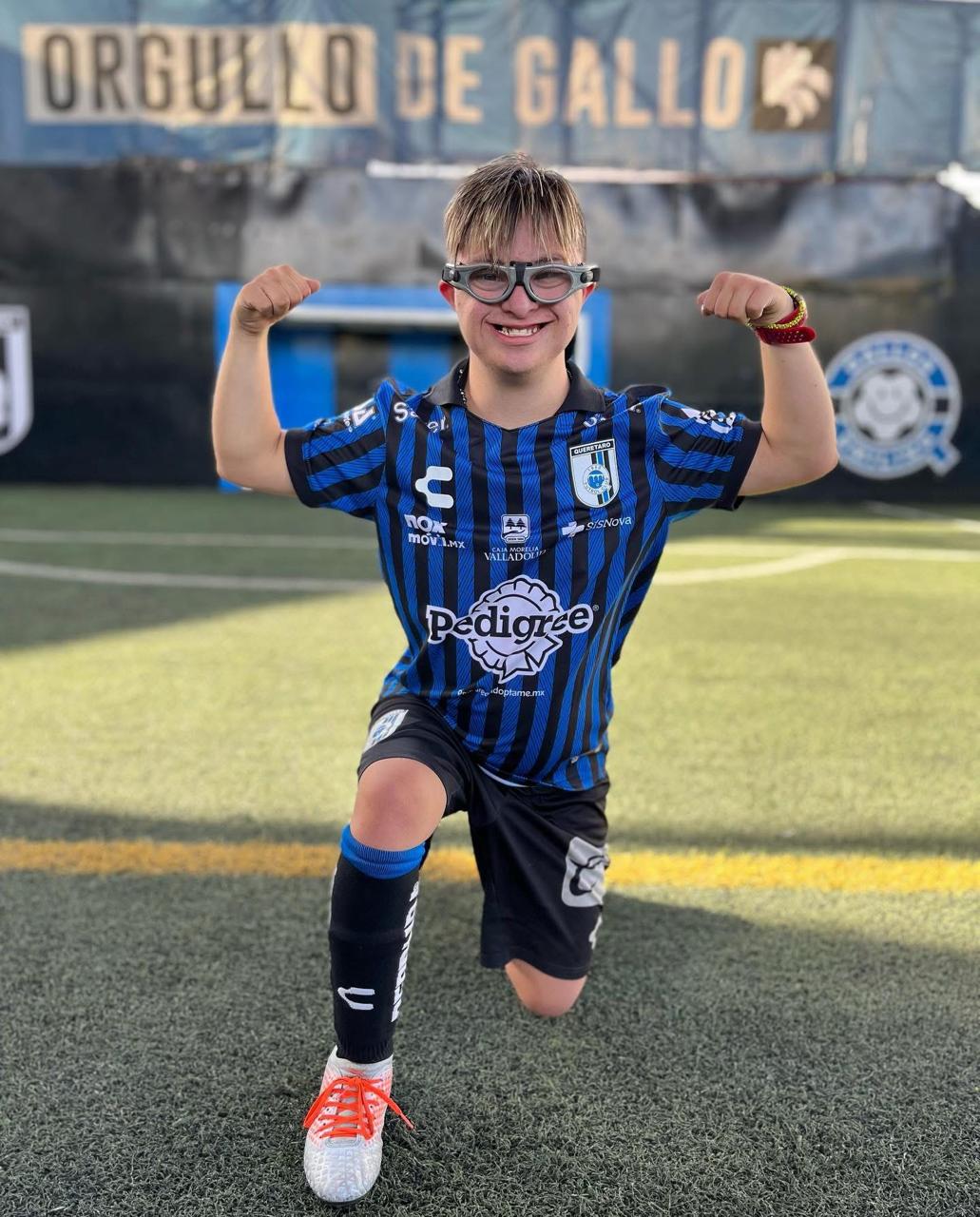 Jugador de Gallos Smiling celebrando