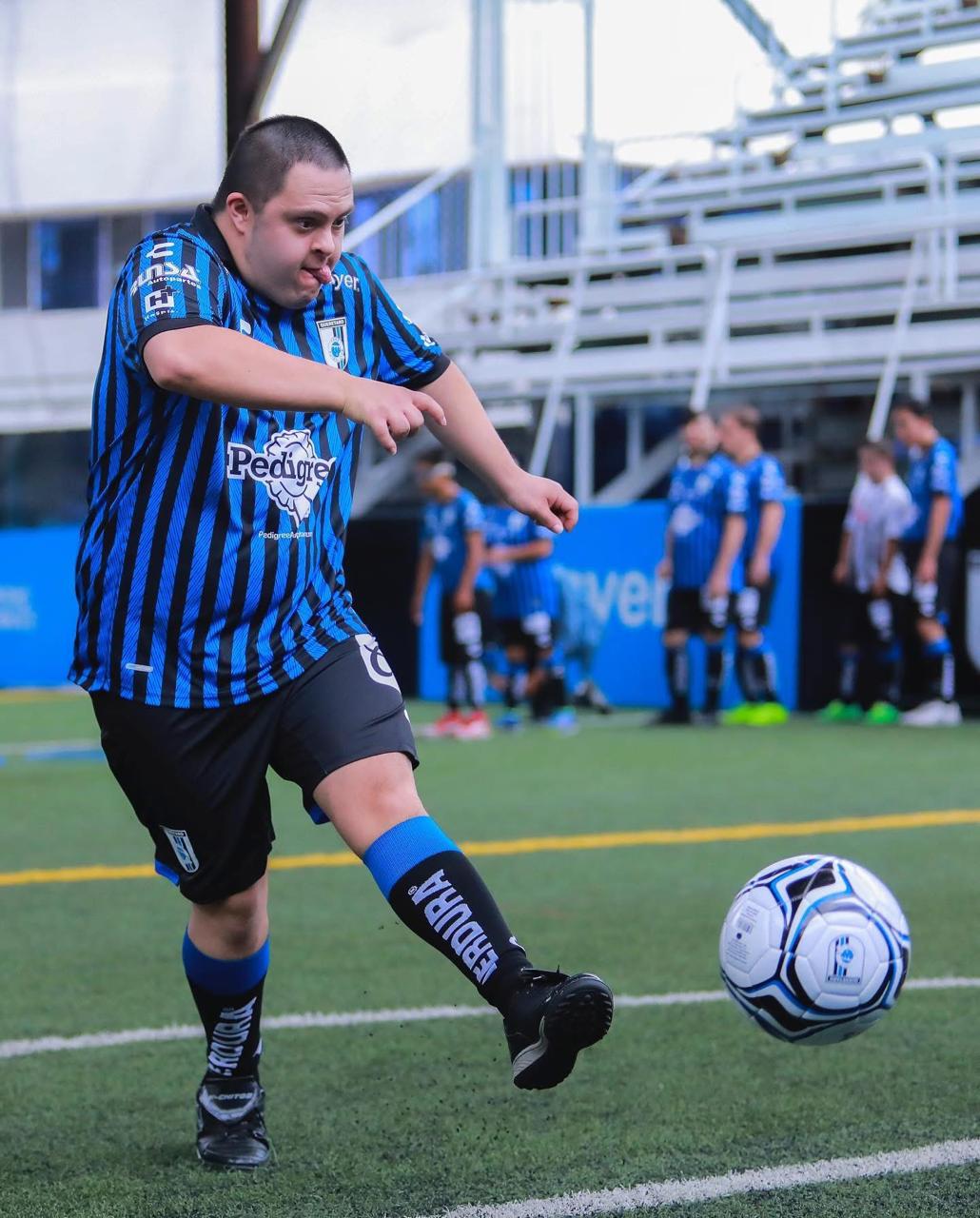 Jugador de Gallos Smiling rematando