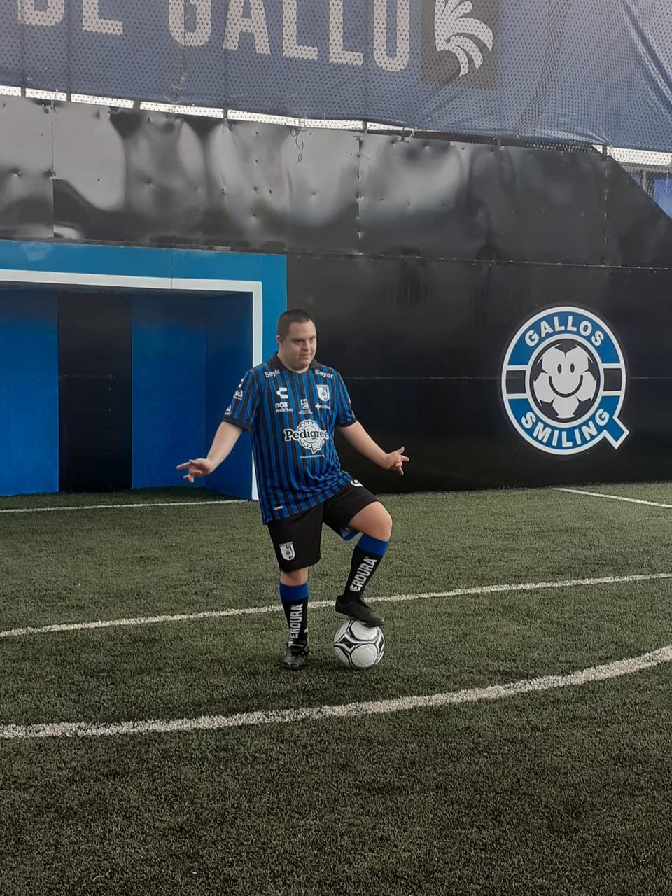 Jugador frente al muro de Gallos Smiling