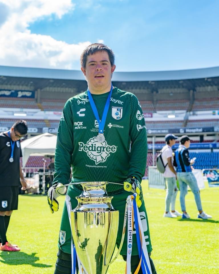 Portero de Gallos Smiling con el trofeo