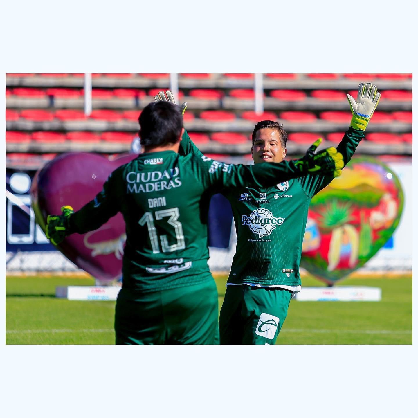 Porteros de Gallos Smiling celebrando en el Estadio Corregidora
