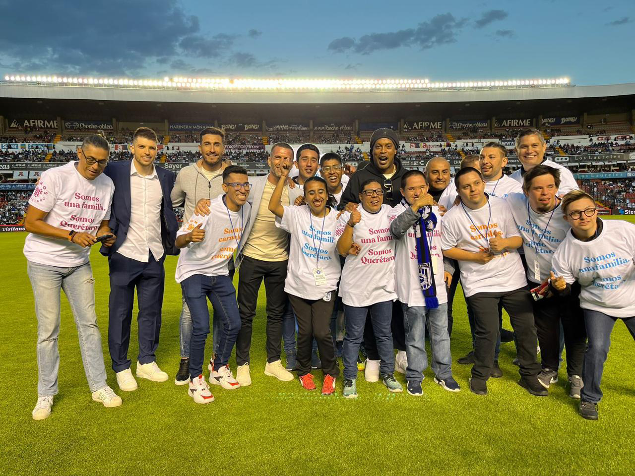 El equipo Gallos Smiling con Ronaldinho en La Corregidora