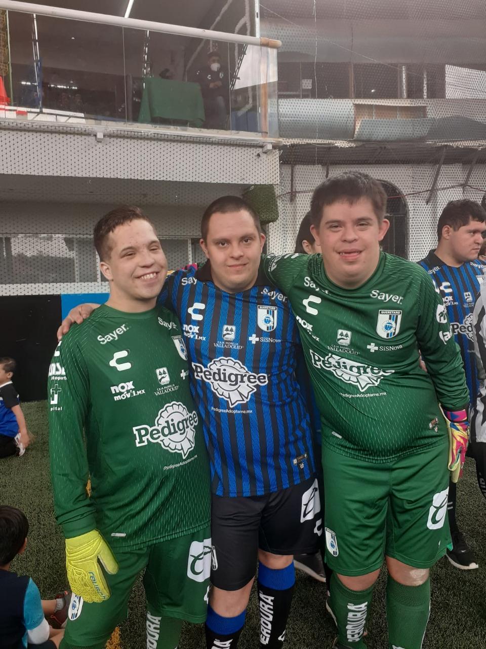 Tres jugadores de Gallos Smiling