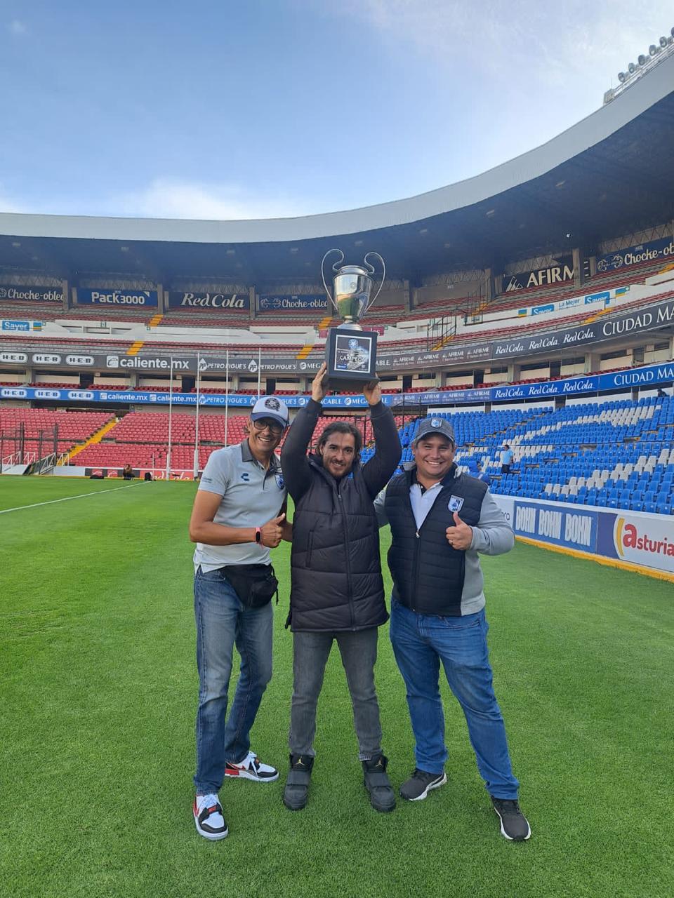 Levantando el trofeo de campeón
