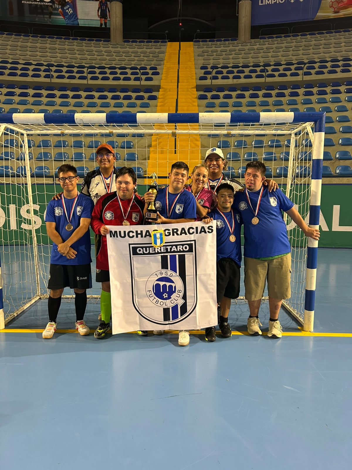Gallos Smiling con medallas y trofeo tras el Guatemala Futsal Down 2026