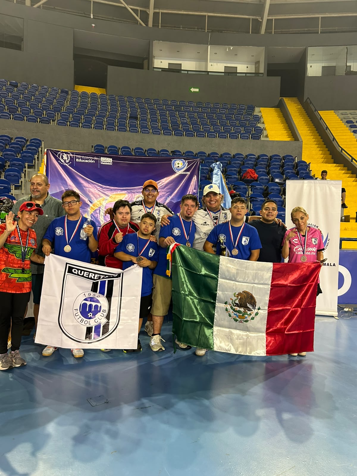 Jugadores de Gallos Smiling en la cancha del Guatemala Futsal Down