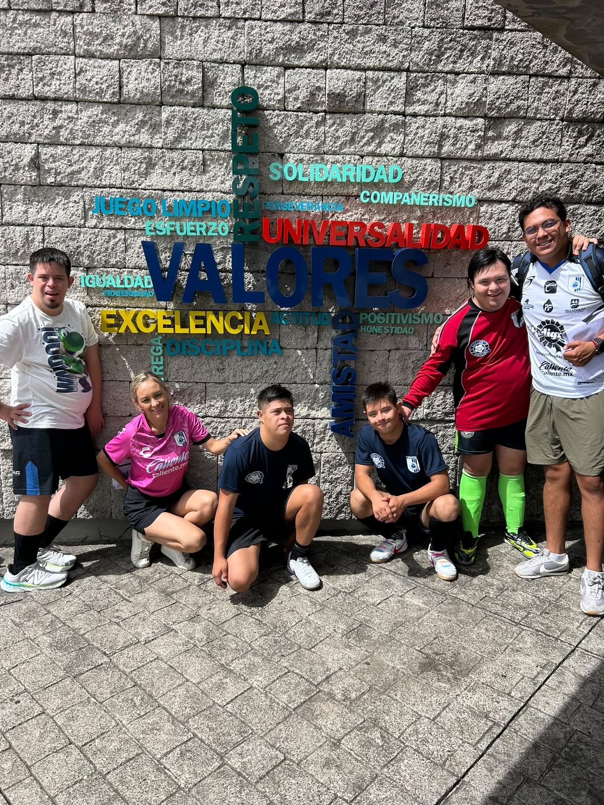 Equipo Gallos Smiling en el mural de valores del torneo en Guatemala