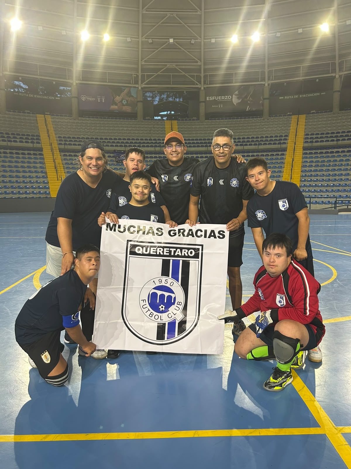 Gallos Smiling con letrero de agradecimiento en el estadio de Guatemala