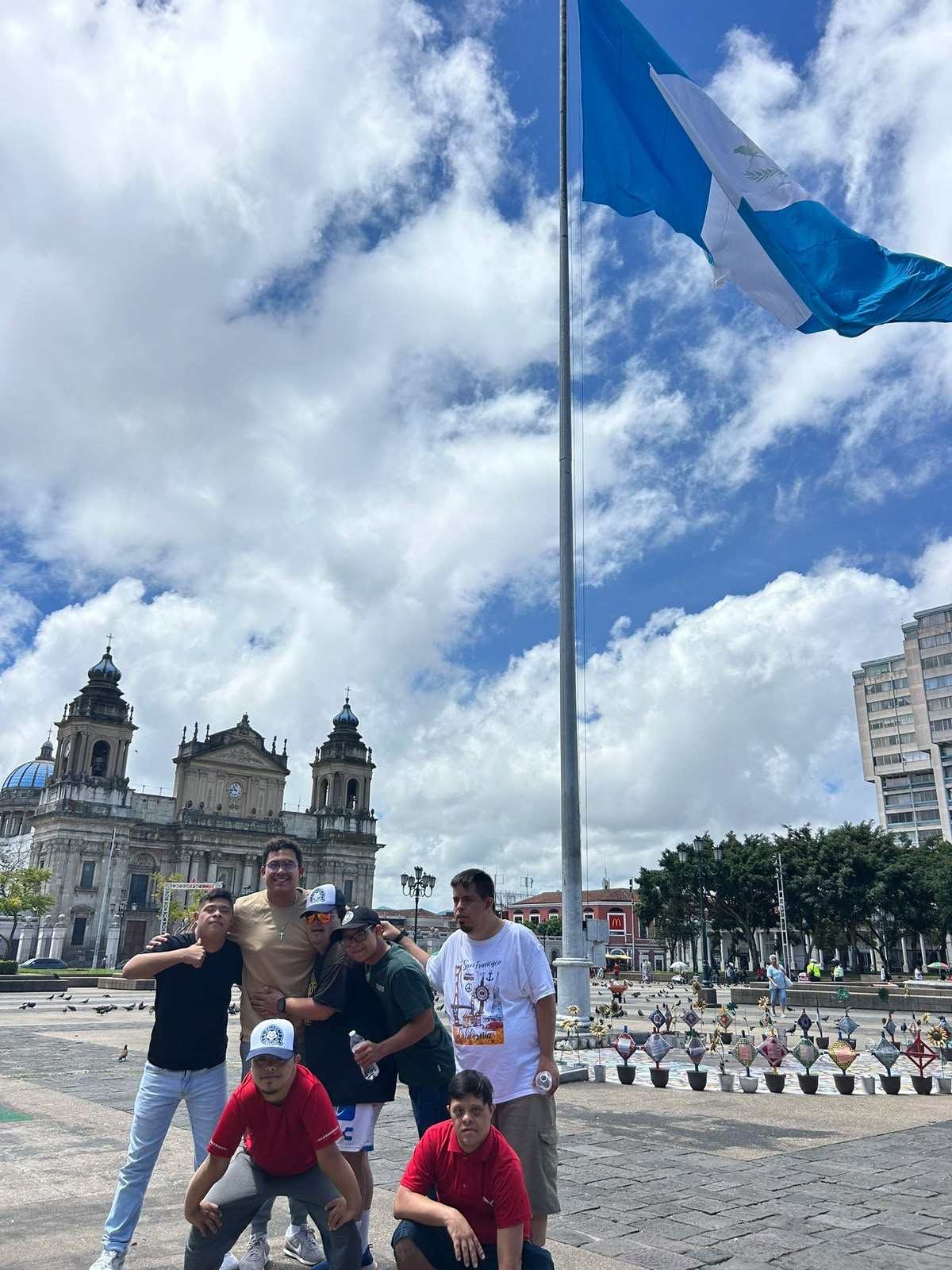 Gallos Smiling en la Plaza de la Constitución de Ciudad de Guatemala