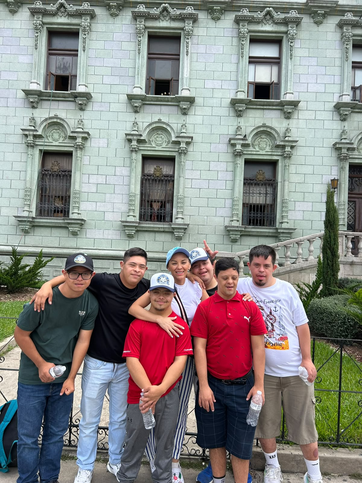 Gallos Smiling de paseo por el Palacio Nacional de la Cultura en Guatemala