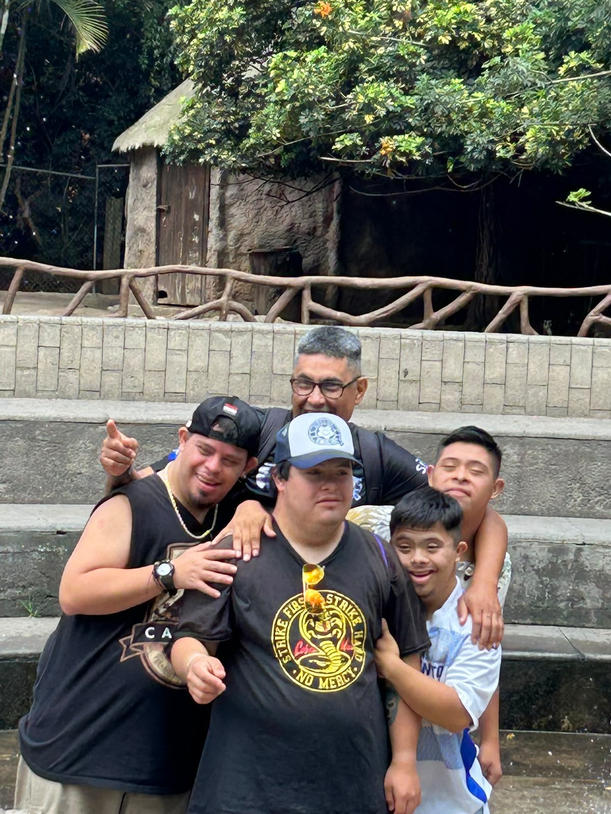 Gallos Smiling de visita en el zoológico de Guatemala