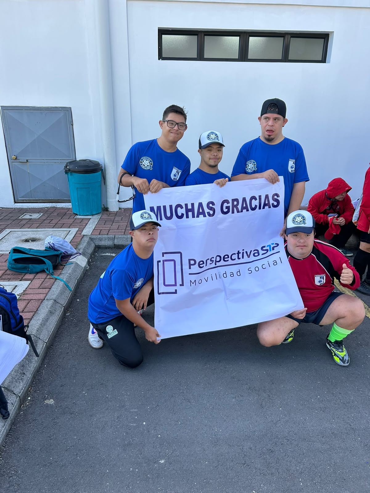 Gallos Smiling agradeciendo el apoyo de Perspectiva STP en Guatemala