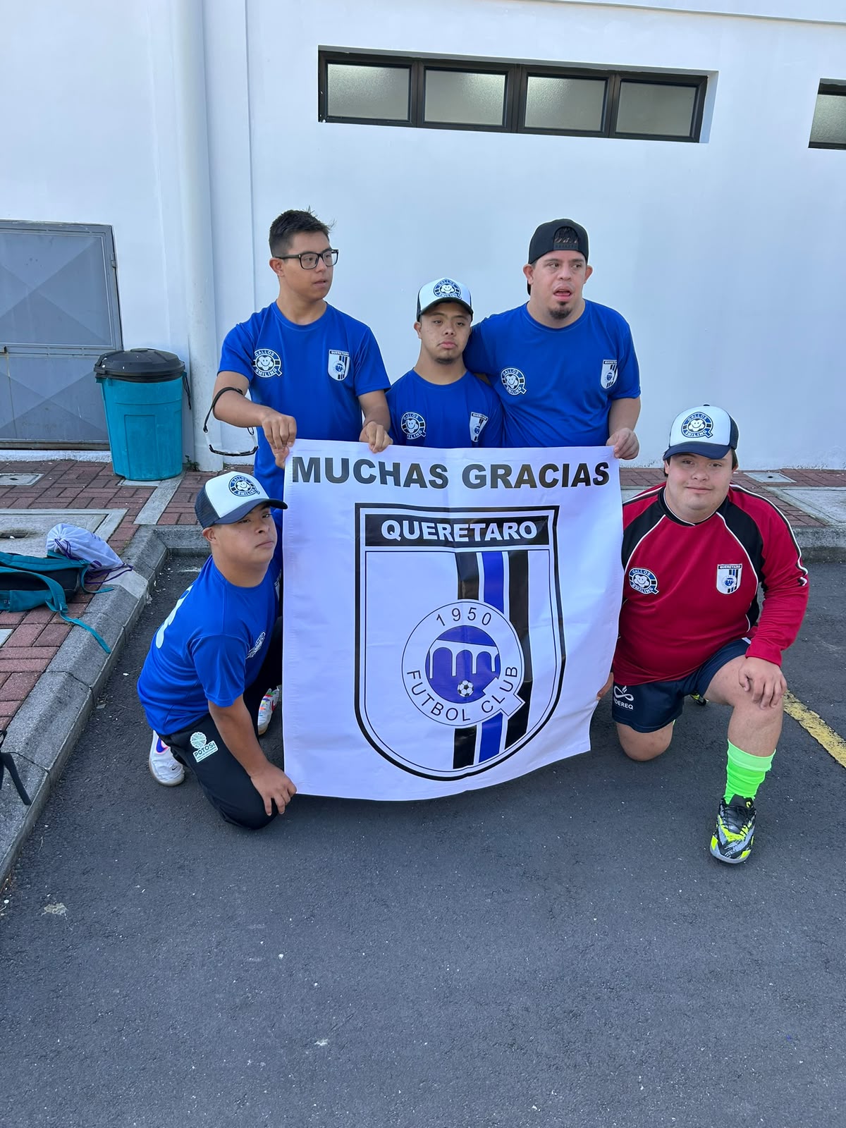 Gallos Smiling con letrero de agradecimiento a Querétaro en Guatemala