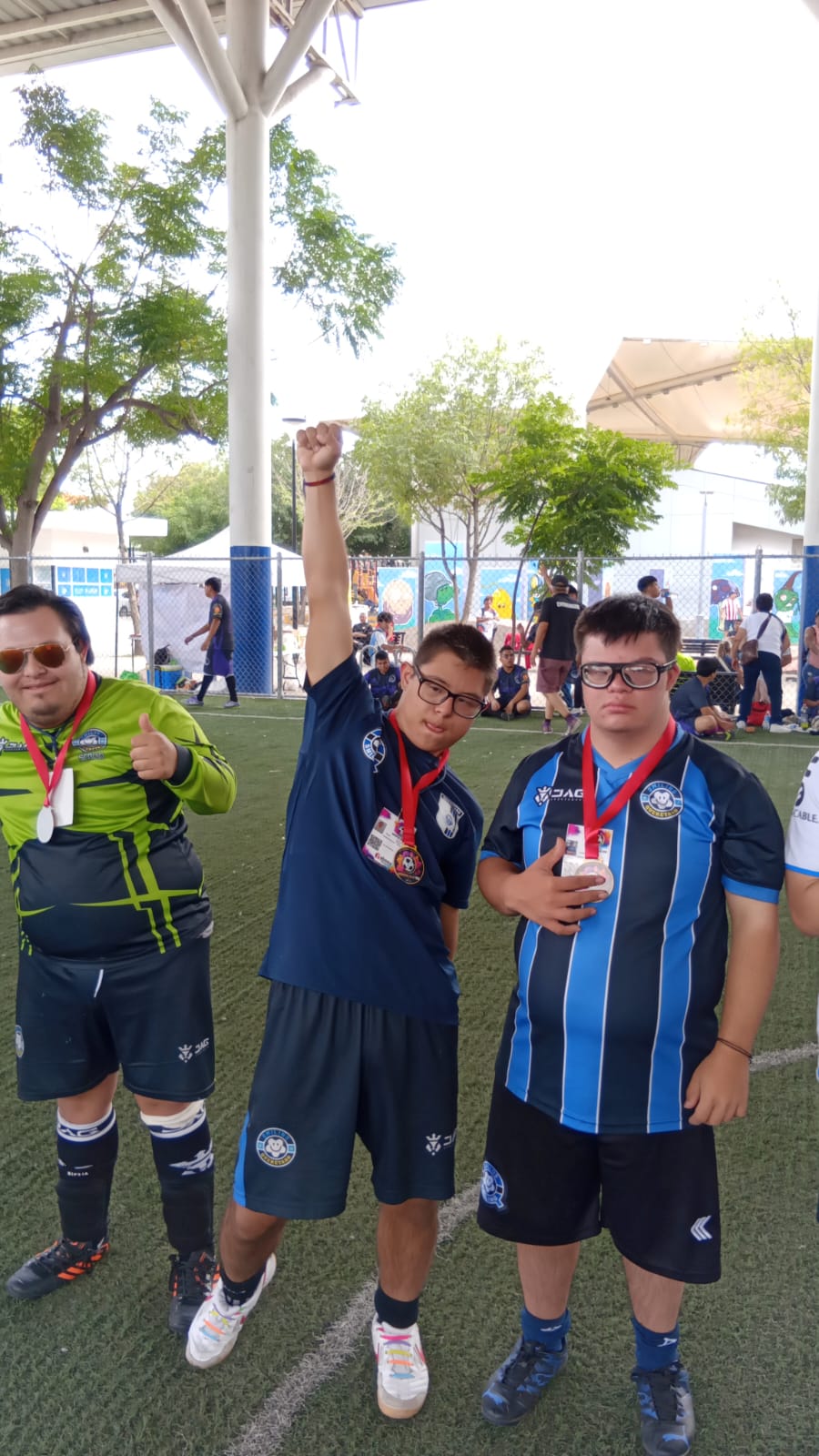 Jugadores de Gallos Smiling con medallas en el Torneo Guerreros 2026