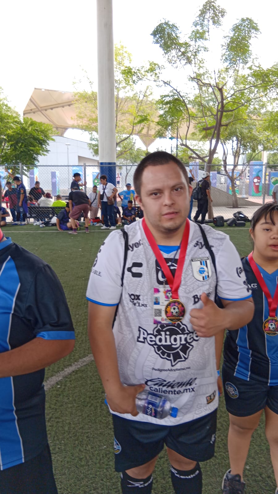 Jugadores de Gallos Smiling en cancha durante el Torneo Guerreros