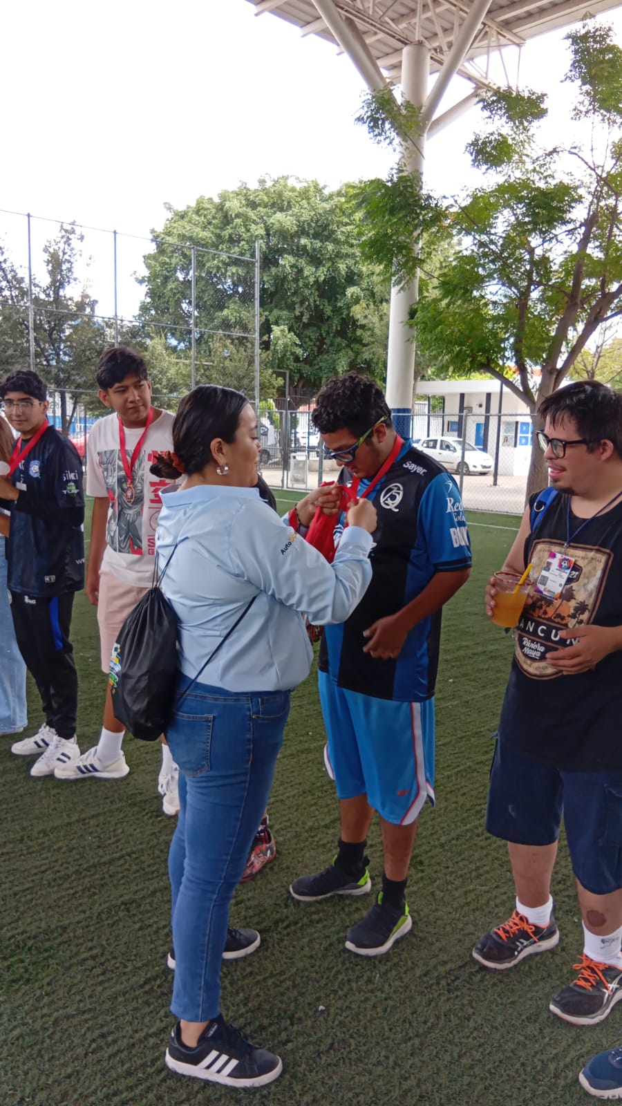 El equipo Gallos Smiling festejando en León
